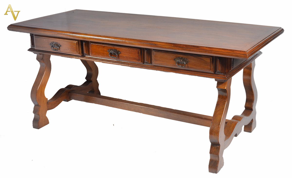 Mesa para escritório em madeira nobre com 3 gavetas, pernas em forma...