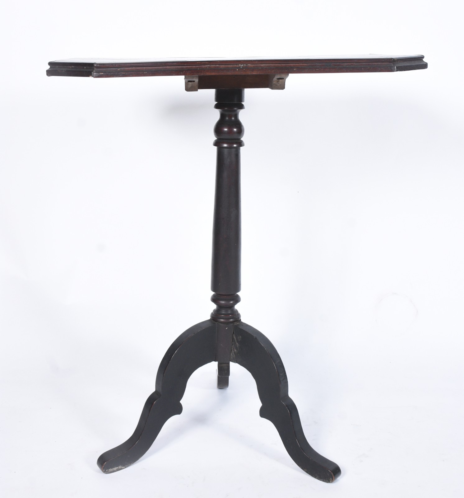 Mesa de madeira nobre feitio oitavado, apoio em coluna central... - foto 2 de 7