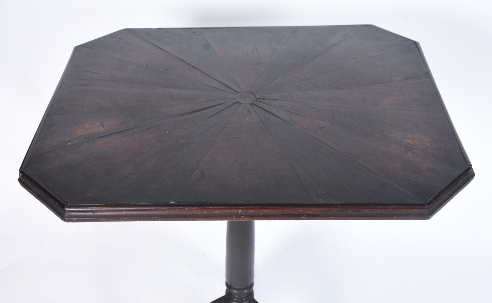 Mesa de madeira nobre feitio oitavado, apoio em coluna central... - foto 3 de 7