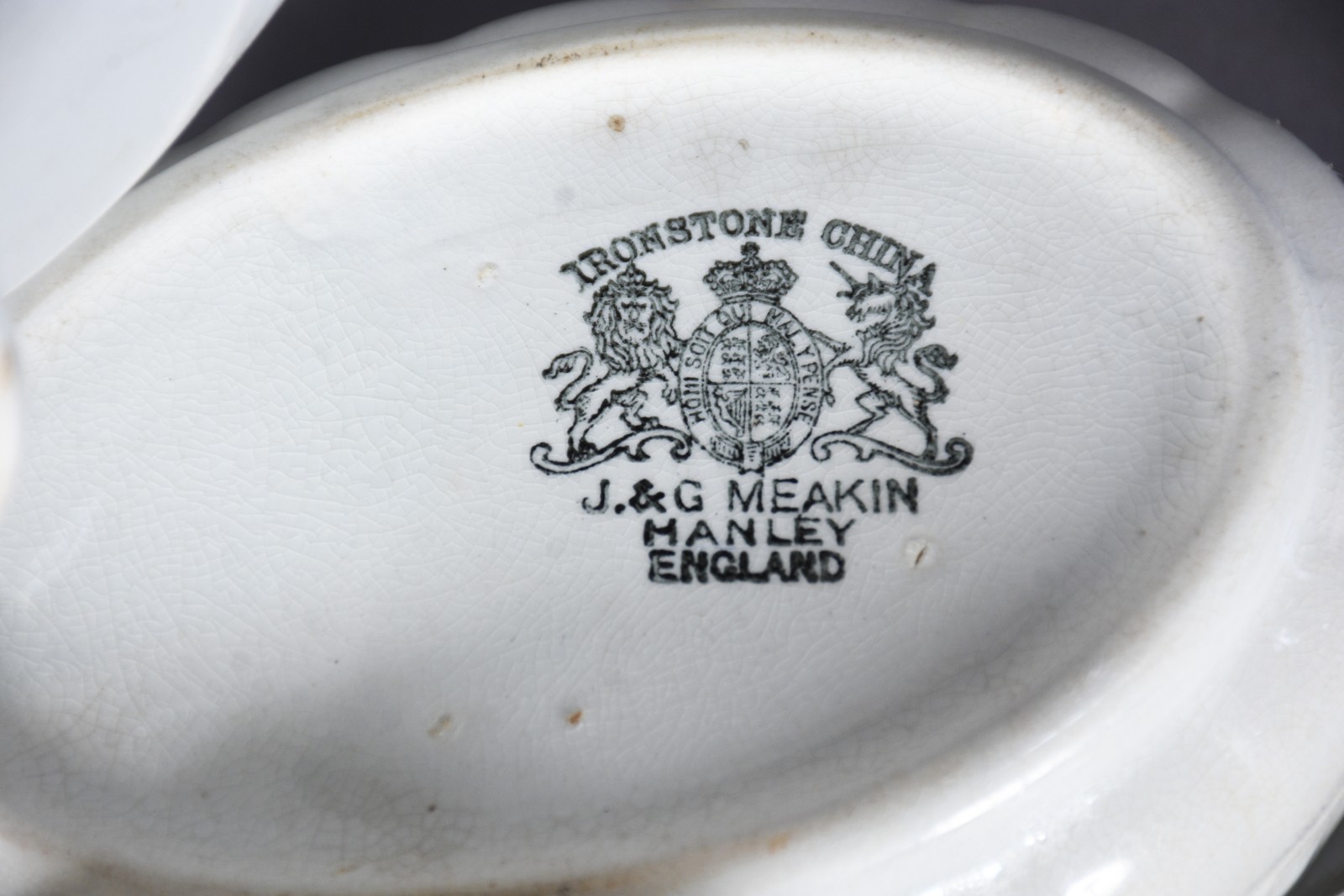Três peças de faiança inglesa branca J&G Meakin, composto de: gomil e... - foto 5 de 6