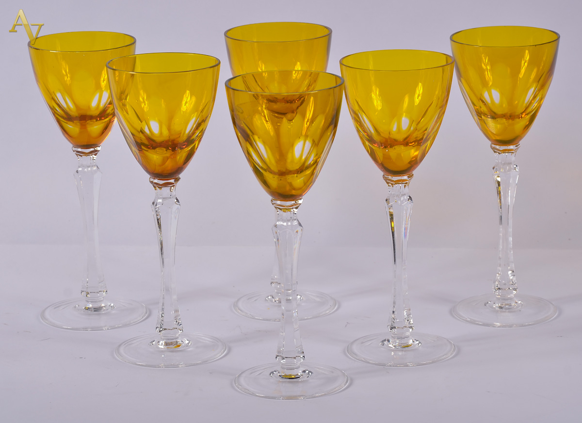 Seis cálices para vinho de cristal europeu facetado double amarelo.