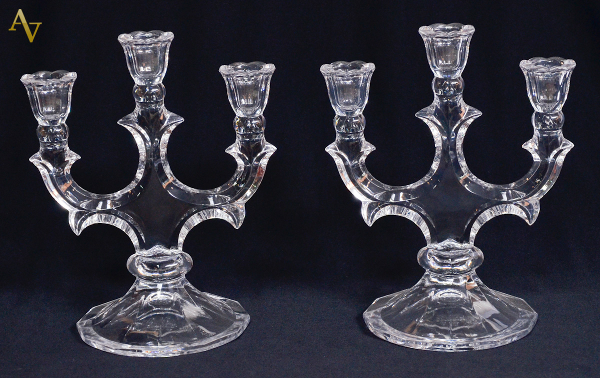 Par de candelabros de cristal. Alt. 22 cm, larg. 23 cm.