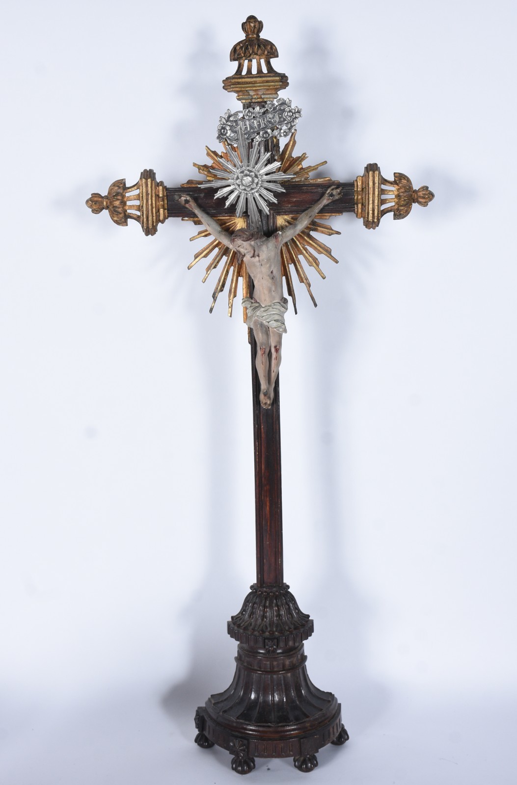 Antigo crucifixo de madeira com figura de Cristo ricamente entalhada... - foto 1 de 6