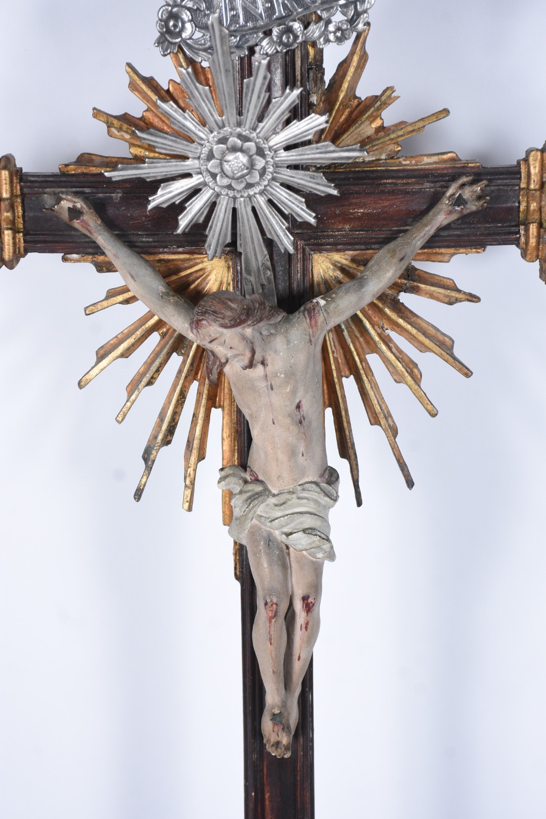 Antigo crucifixo de madeira com figura de Cristo ricamente entalhada... - foto 2 de 6