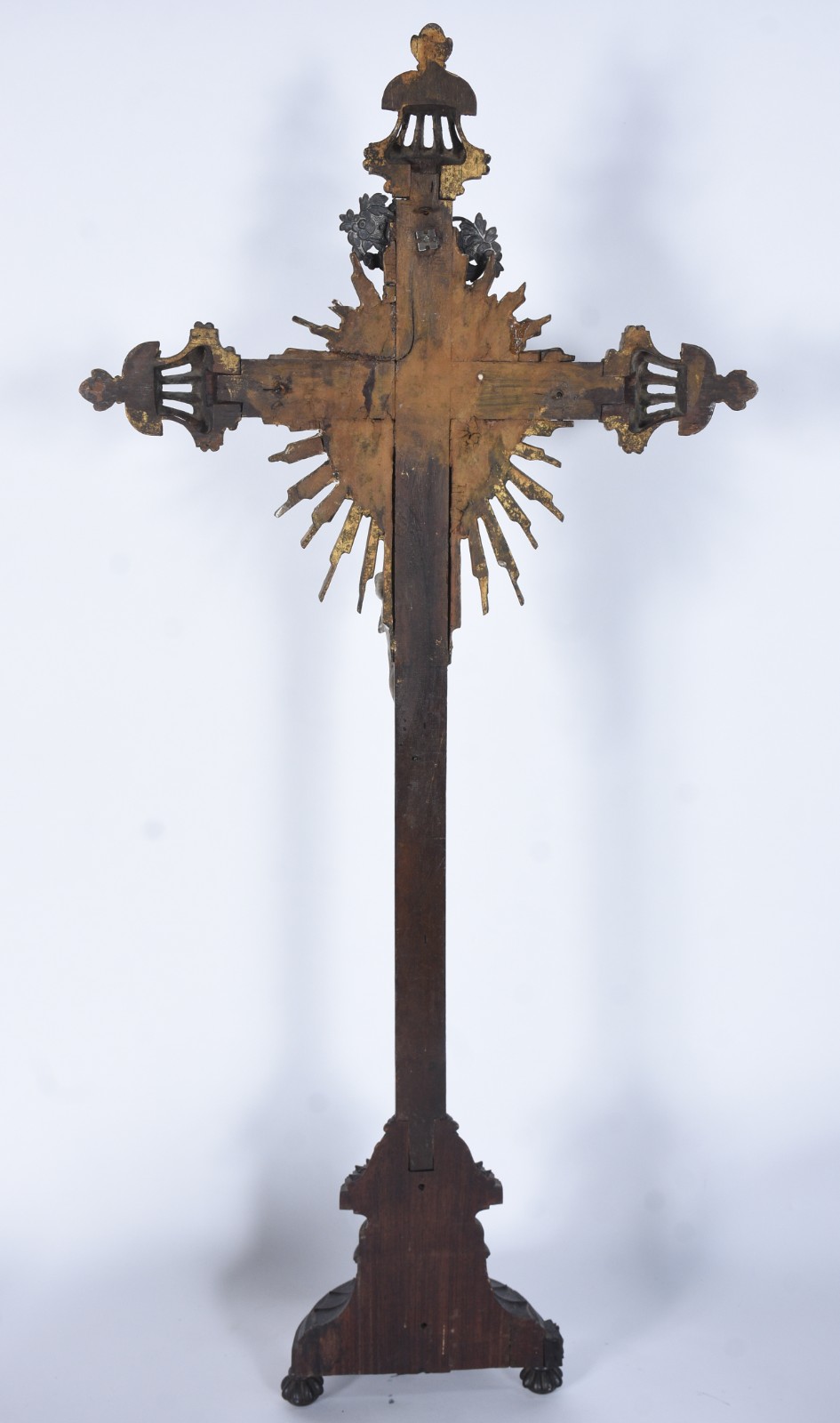 Antigo crucifixo de madeira com figura de Cristo ricamente entalhada... - foto 3 de 6