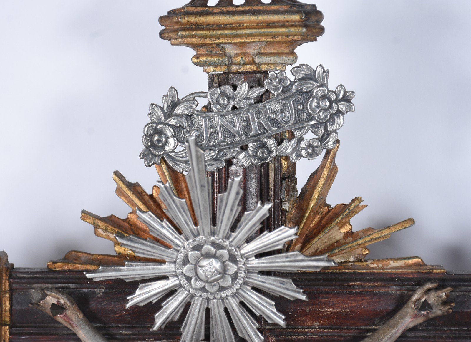 Antigo crucifixo de madeira com figura de Cristo ricamente entalhada... - foto 4 de 6