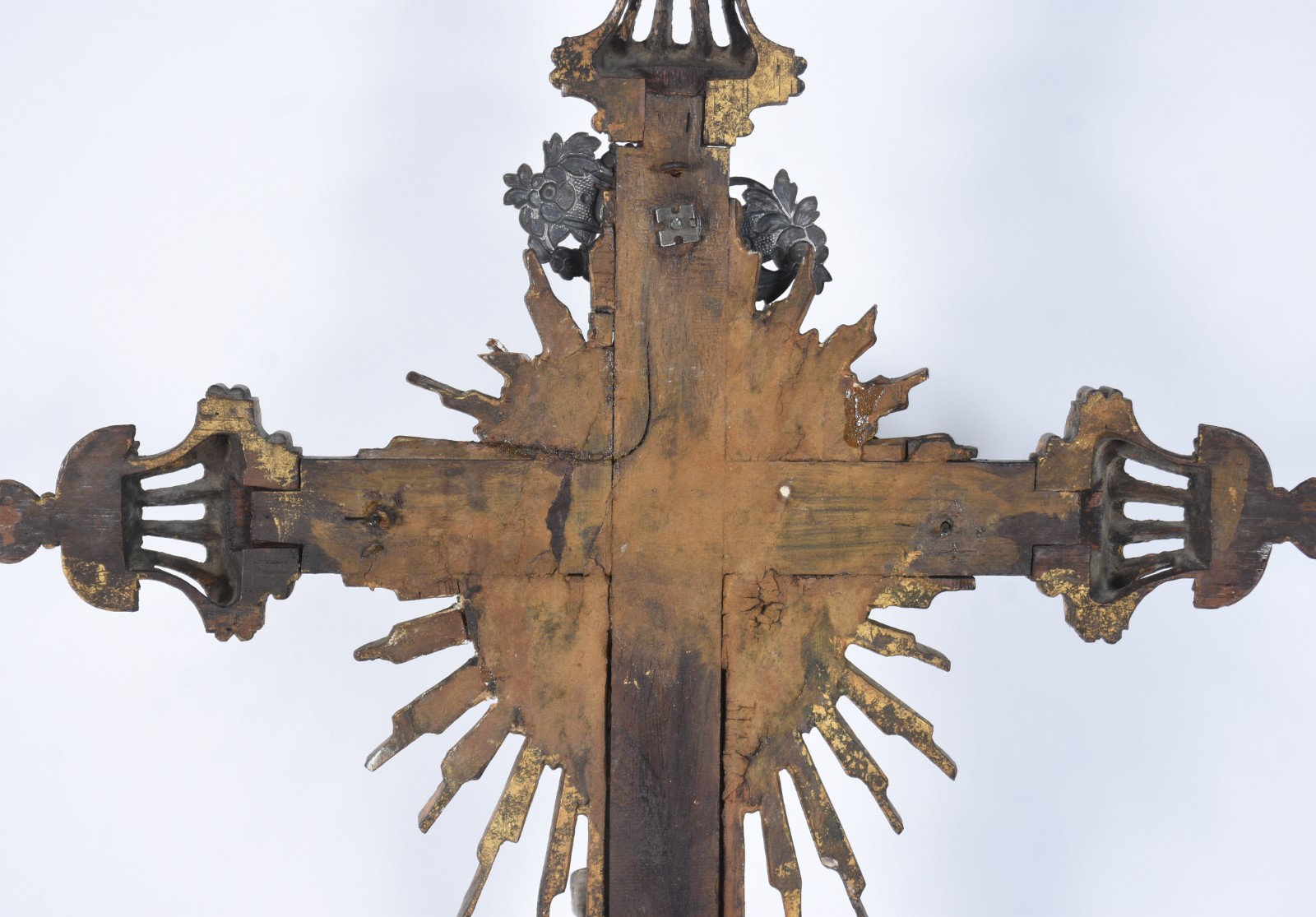 Antigo crucifixo de madeira com figura de Cristo ricamente entalhada... - foto 5 de 6