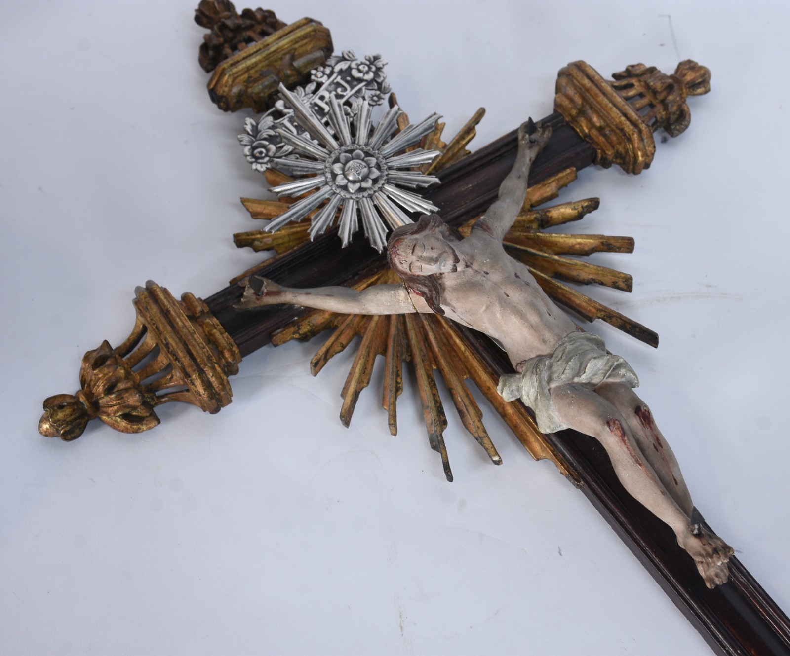 Antigo crucifixo de madeira com figura de Cristo ricamente entalhada... - foto 6 de 6