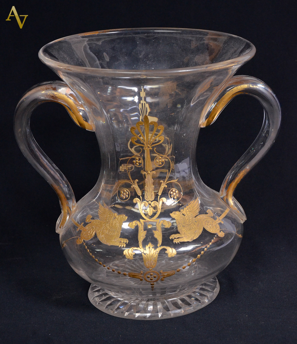 Antigo vaso com alças de cristal austríaco com guirlanda lavrada em...