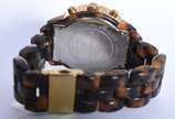 Michael Kors (1981),  - Relógio feminino, á quartz, pulseira tipo tartaruga, funcionando. No estojo. Marcas de uso.