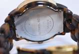 Michael Kors (1981),  - Relógio feminino, á quartz, pulseira tipo tartaruga, funcionando. No estojo. Marcas de uso.