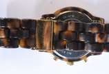 Michael Kors (1981),  - Relógio feminino, á quartz, pulseira tipo tartaruga, funcionando. No estojo. Marcas de uso.