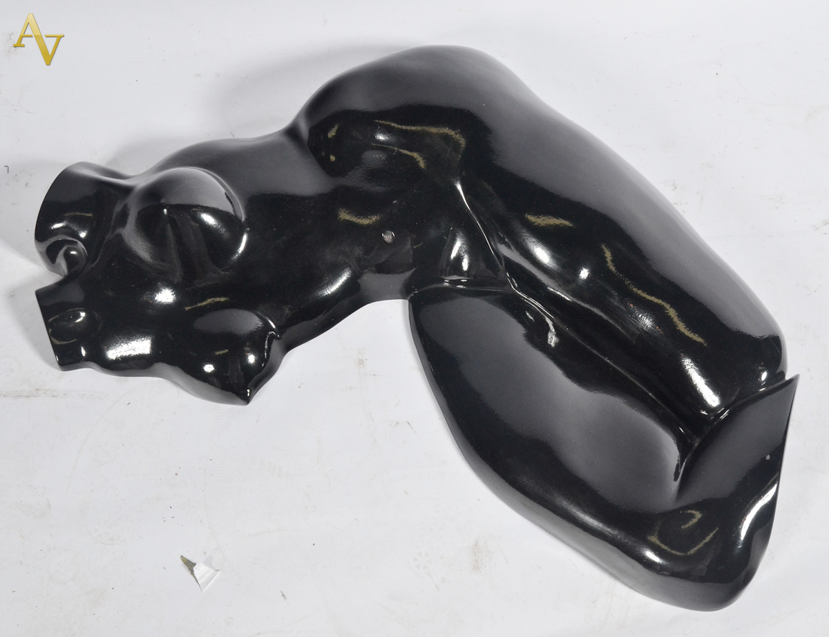 PIETRINA CHECCACCI - Escultura de parde de material sintético preto...