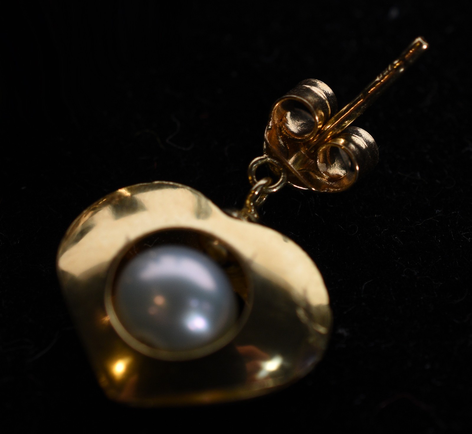Par de brincos de ouro 18k. com pendente feitio coração com 2 perolas... - foto 3 de 4