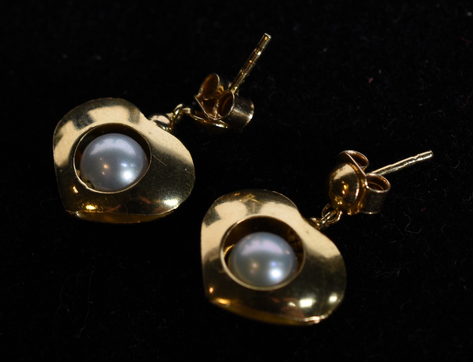 Par de brincos de ouro 18k. com pendente feitio coração com 2 perolas... - foto 4 de 4