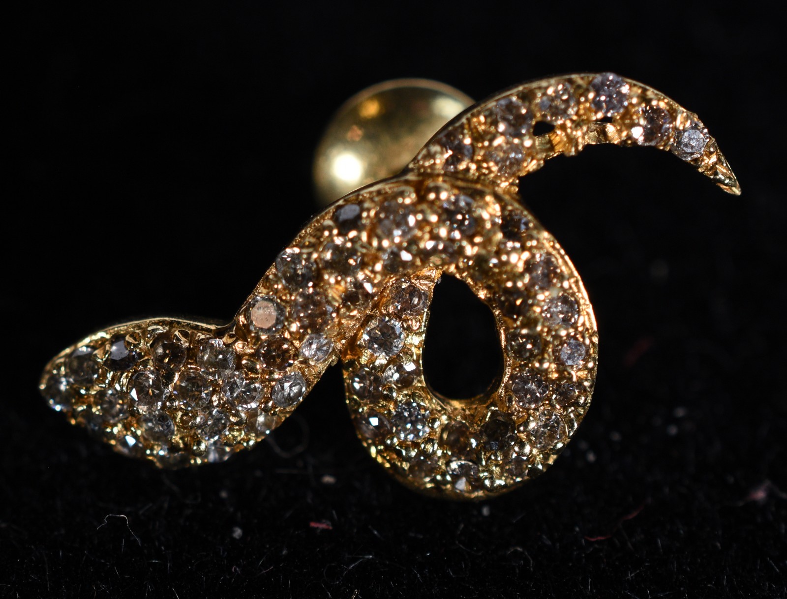 Par de brincos de ouro 18k., contraste 750 mls pingente feitio cobra... - foto 2 de 4