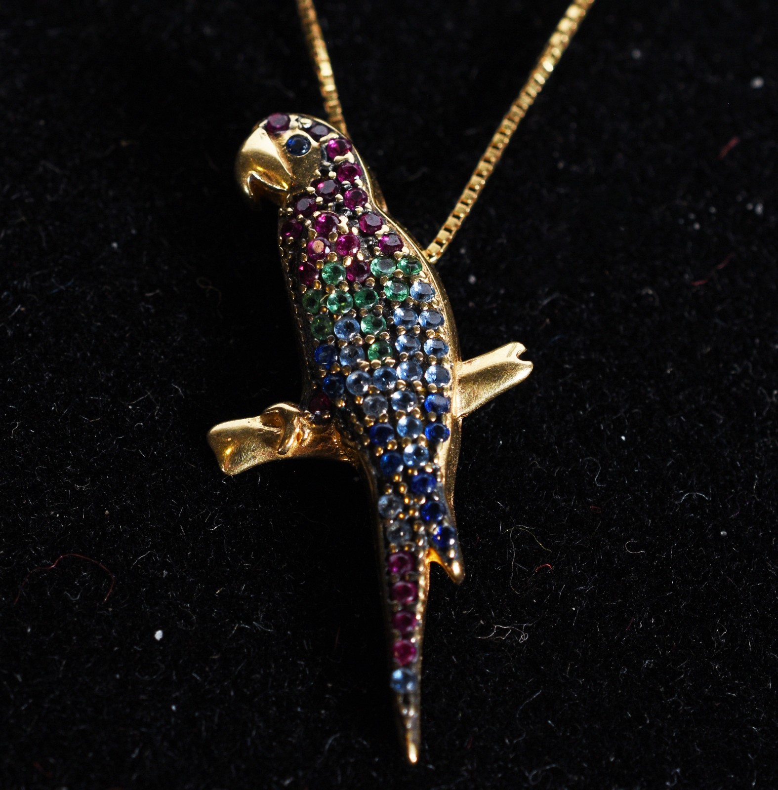 Colar de ouro 18k., contraste 750 mls, pingente feitio papagaio... - foto 1 de 7