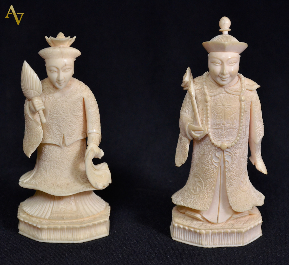 Duas estatuetas de marfim repres. Imperador e Imperatriz - Alts. 10 e...