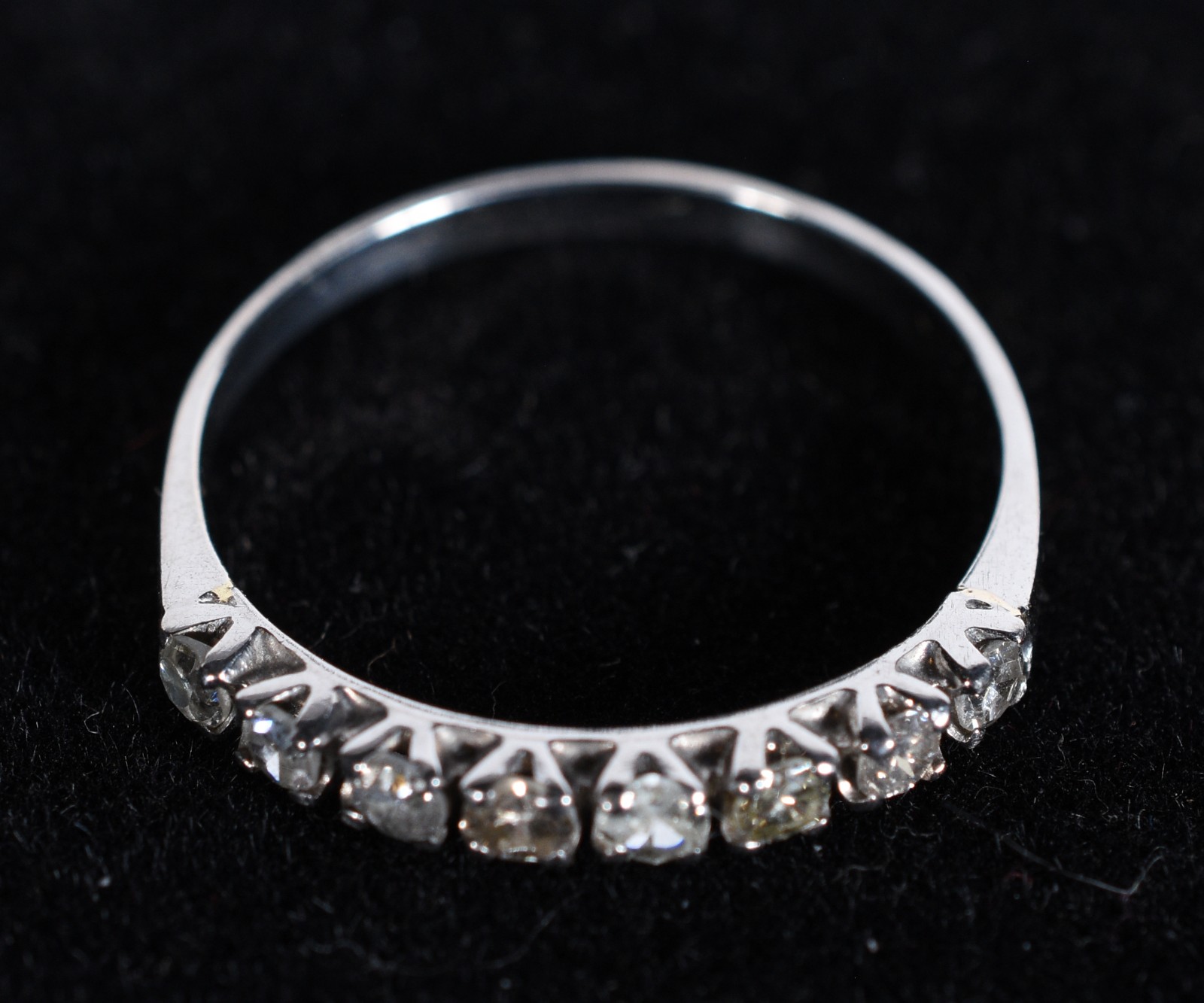 Meia aliança de ouro branco cravejado com 8 brilhantes de 0,06 ct... - foto 1 de 5