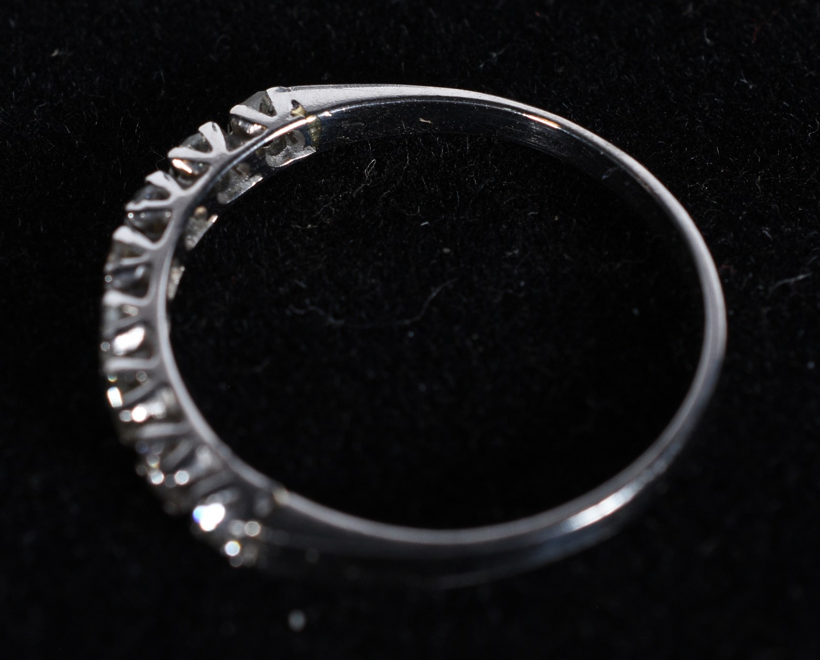 Meia aliança de ouro branco cravejado com 8 brilhantes de 0,06 ct... - foto 3 de 5