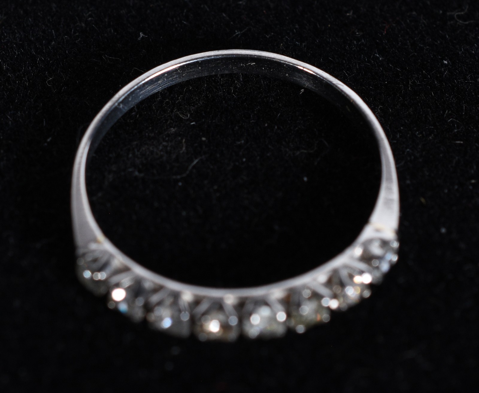 Meia aliança de ouro branco cravejado com 8 brilhantes de 0,06 ct... - foto 4 de 5