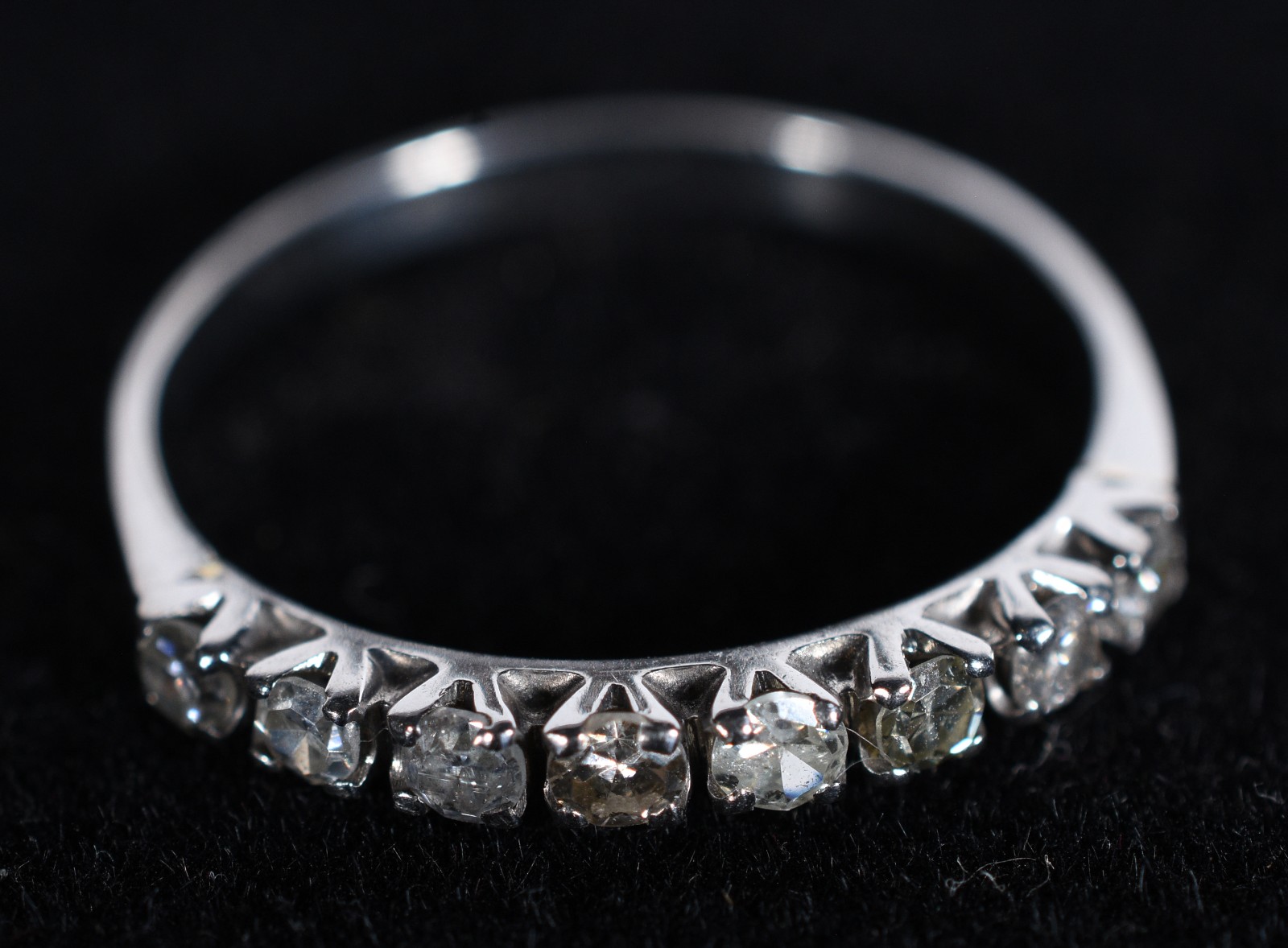 Meia aliança de ouro branco cravejado com 8 brilhantes de 0,06 ct... - foto 5 de 5