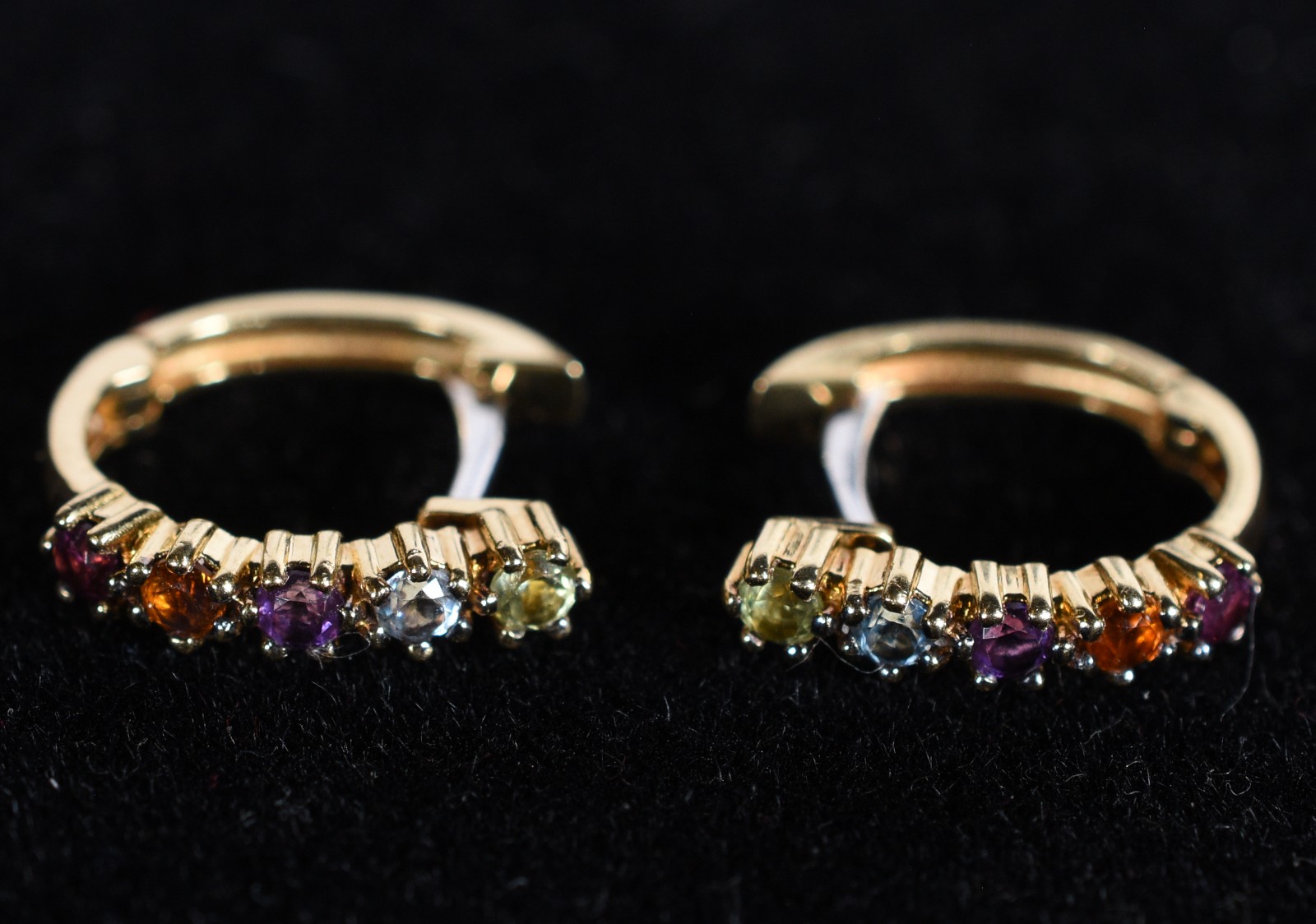 Par de brincos de ouro 18k., modelo argolas cravejado com pedras... - foto 1 de 5