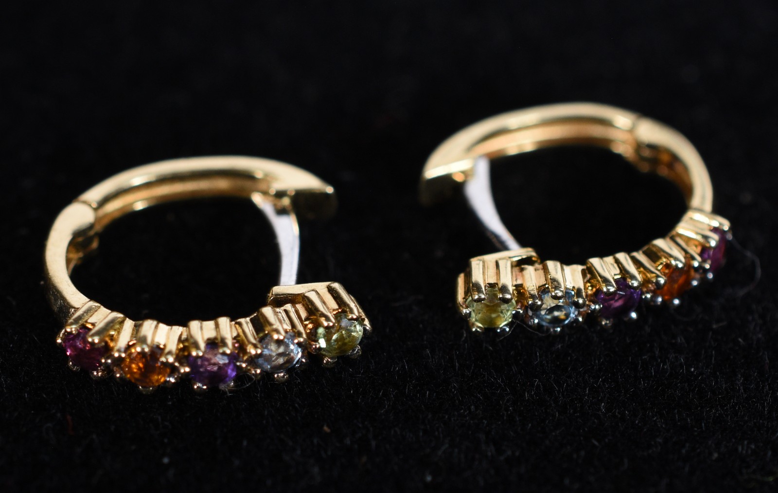 Par de brincos de ouro 18k., modelo argolas cravejado com pedras... - foto 2 de 5