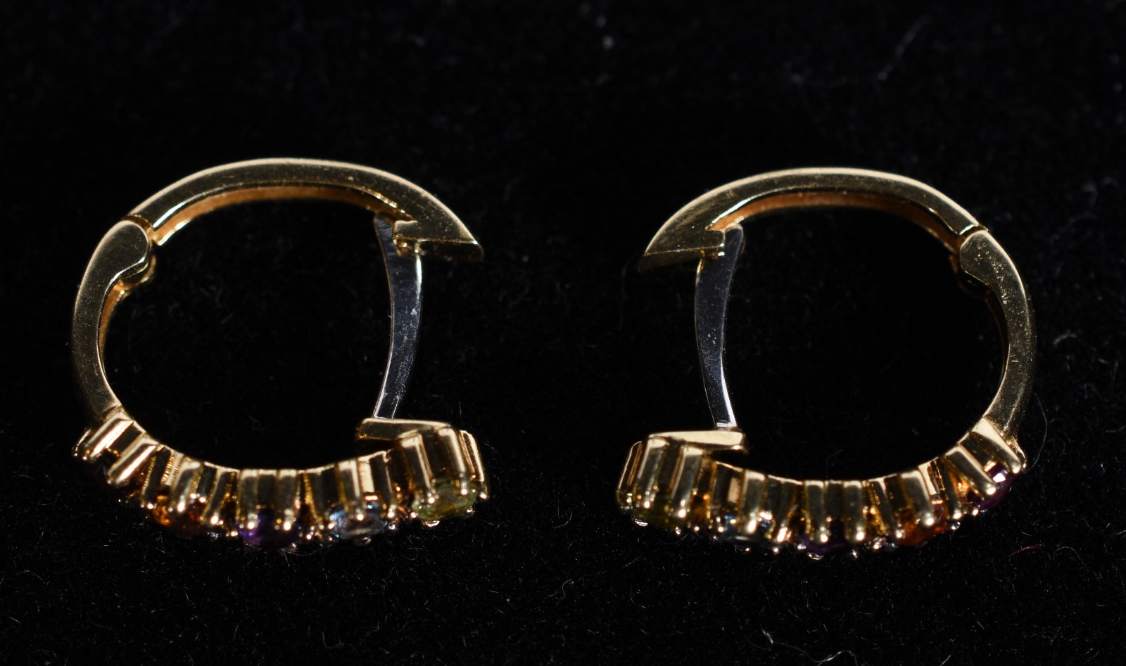 Par de brincos de ouro 18k., modelo argolas cravejado com pedras... - foto 3 de 5