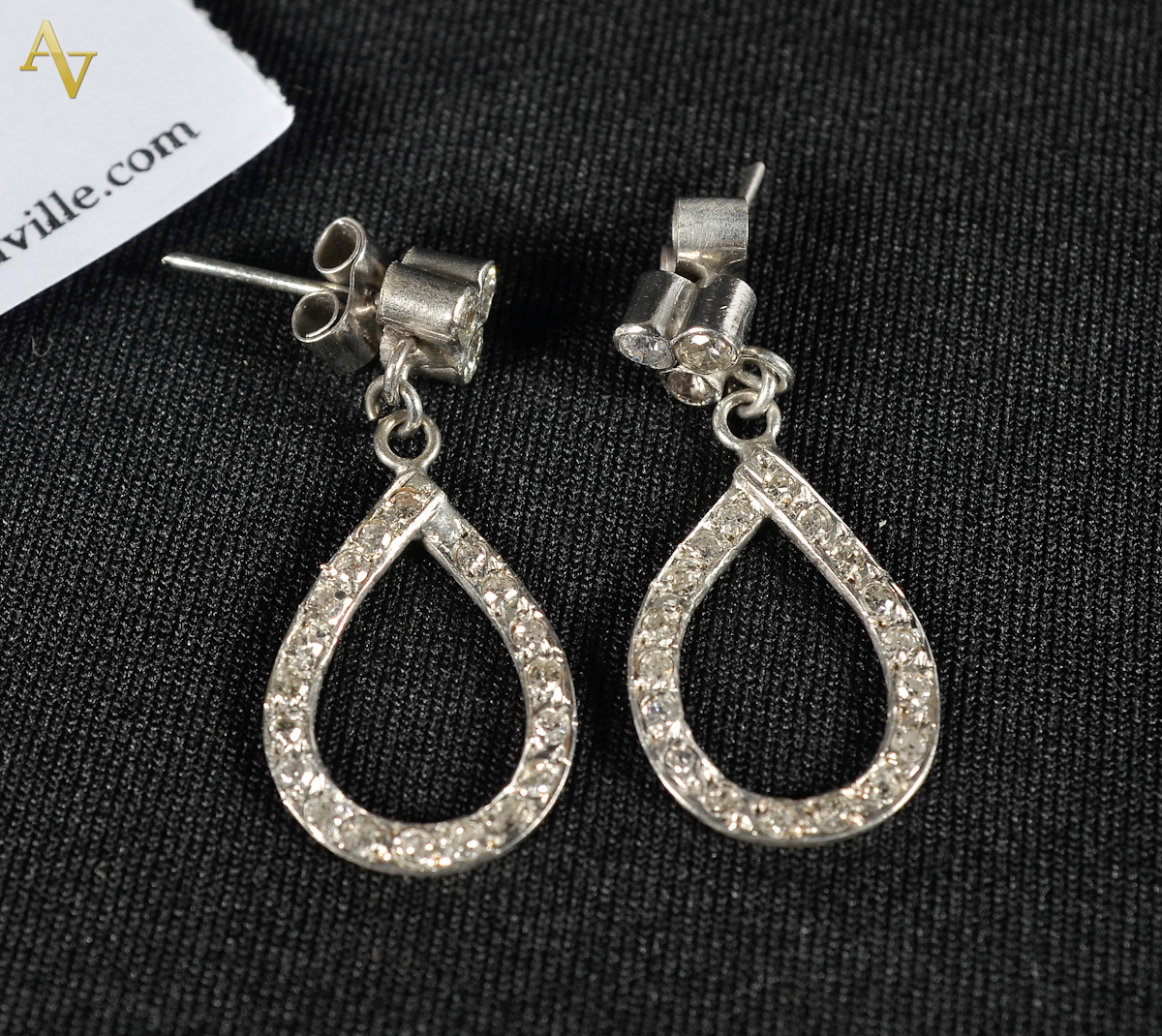 Par de brincos ouro branco com 43 brilhantes - 3.8gr.