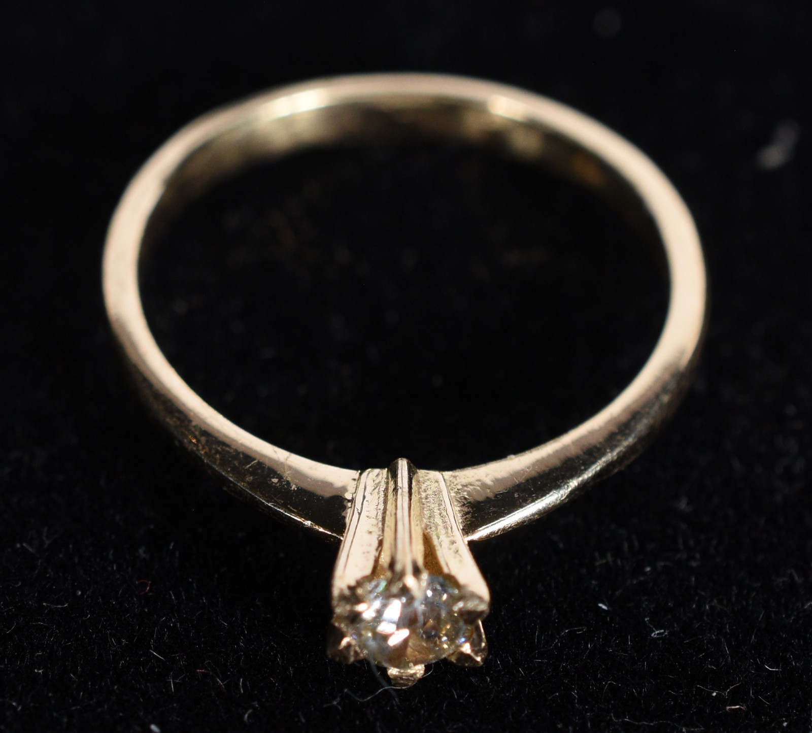 Solitário de ouro 18k., contraste 750 com um brilhante de 0,20 ct... - foto 1 de 5