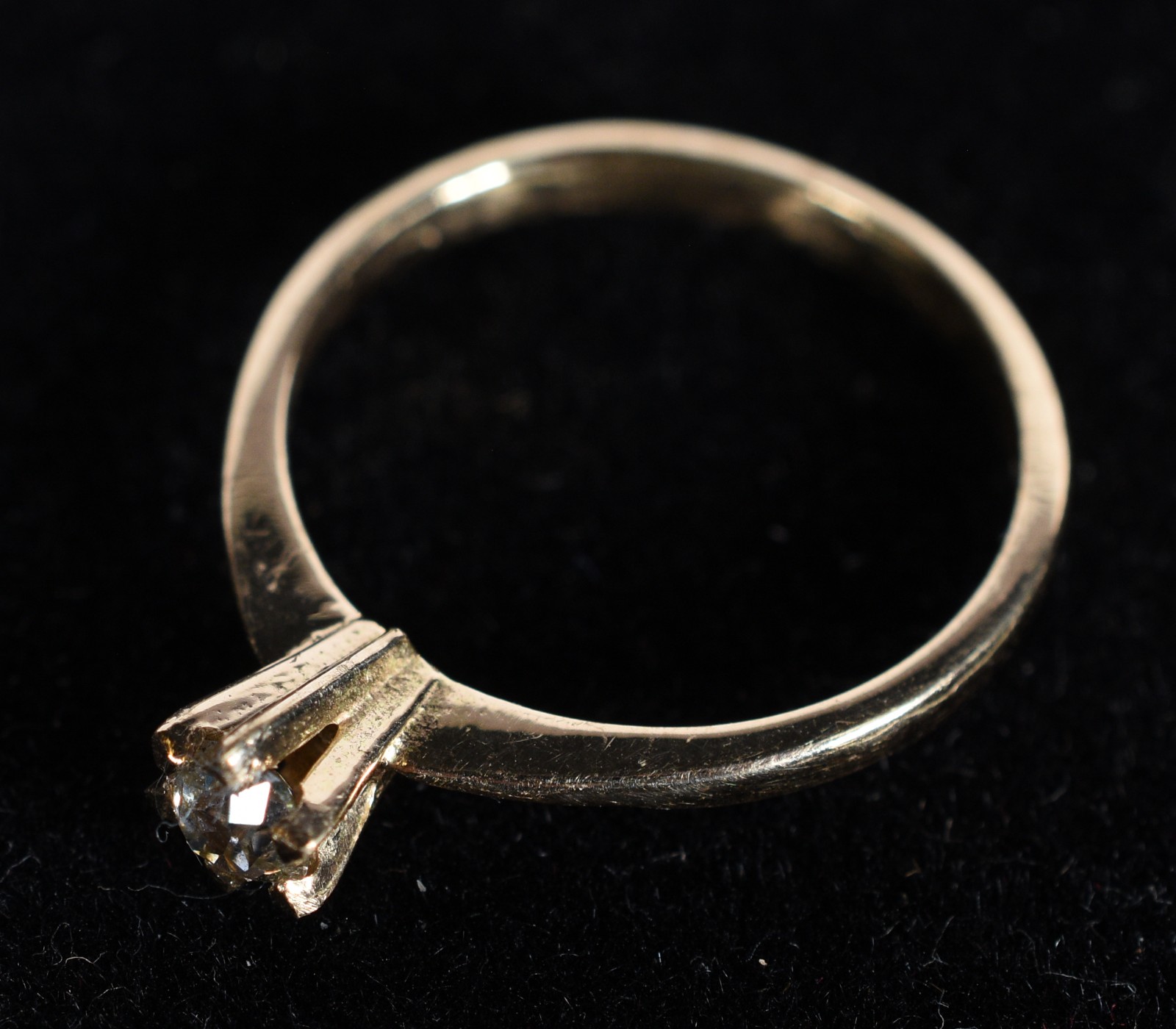 Solitário de ouro 18k., contraste 750 com um brilhante de 0,20 ct... - foto 2 de 5