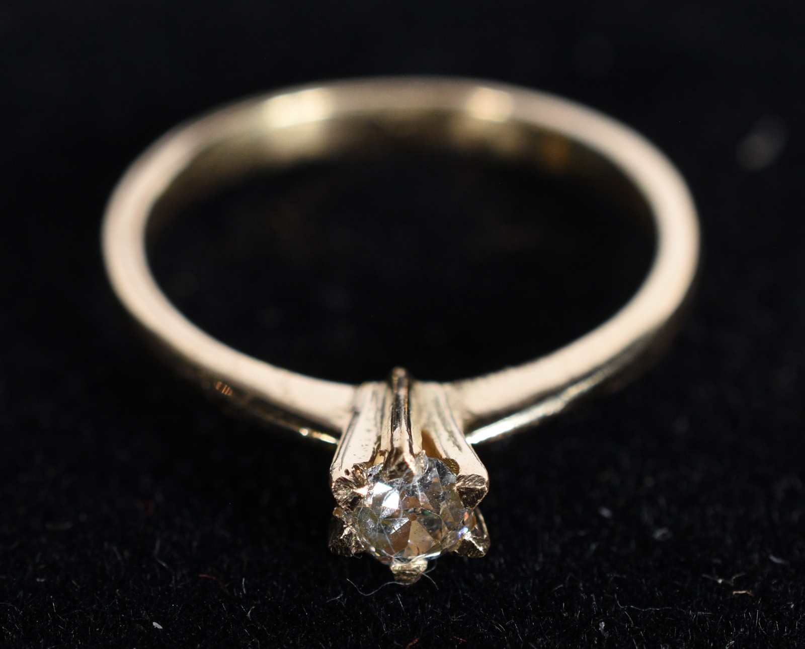 Solitário de ouro 18k., contraste 750 com um brilhante de 0,20 ct... - foto 3 de 5