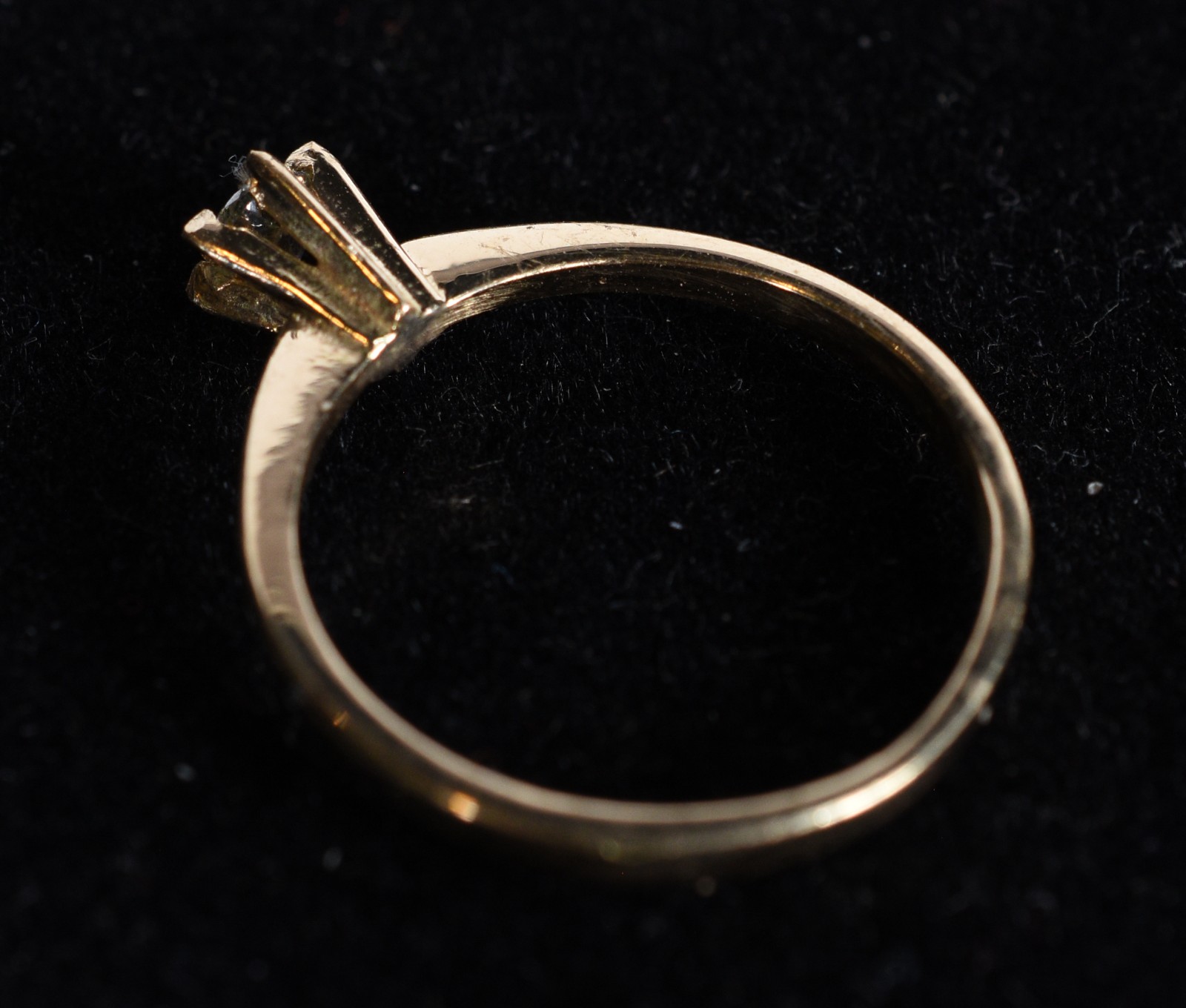 Solitário de ouro 18k., contraste 750 com um brilhante de 0,20 ct... - foto 4 de 5