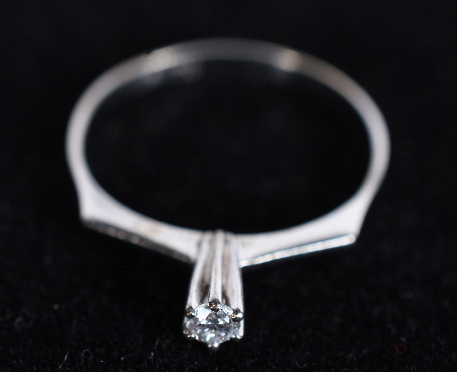 Solitário de ouro branco com um brilhante de 0,10 ct, aro 18.(Por... - foto 1 de 5