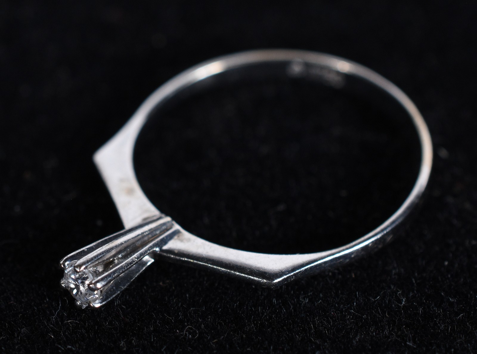 Solitário de ouro branco com um brilhante de 0,10 ct, aro 18.(Por... - foto 2 de 5