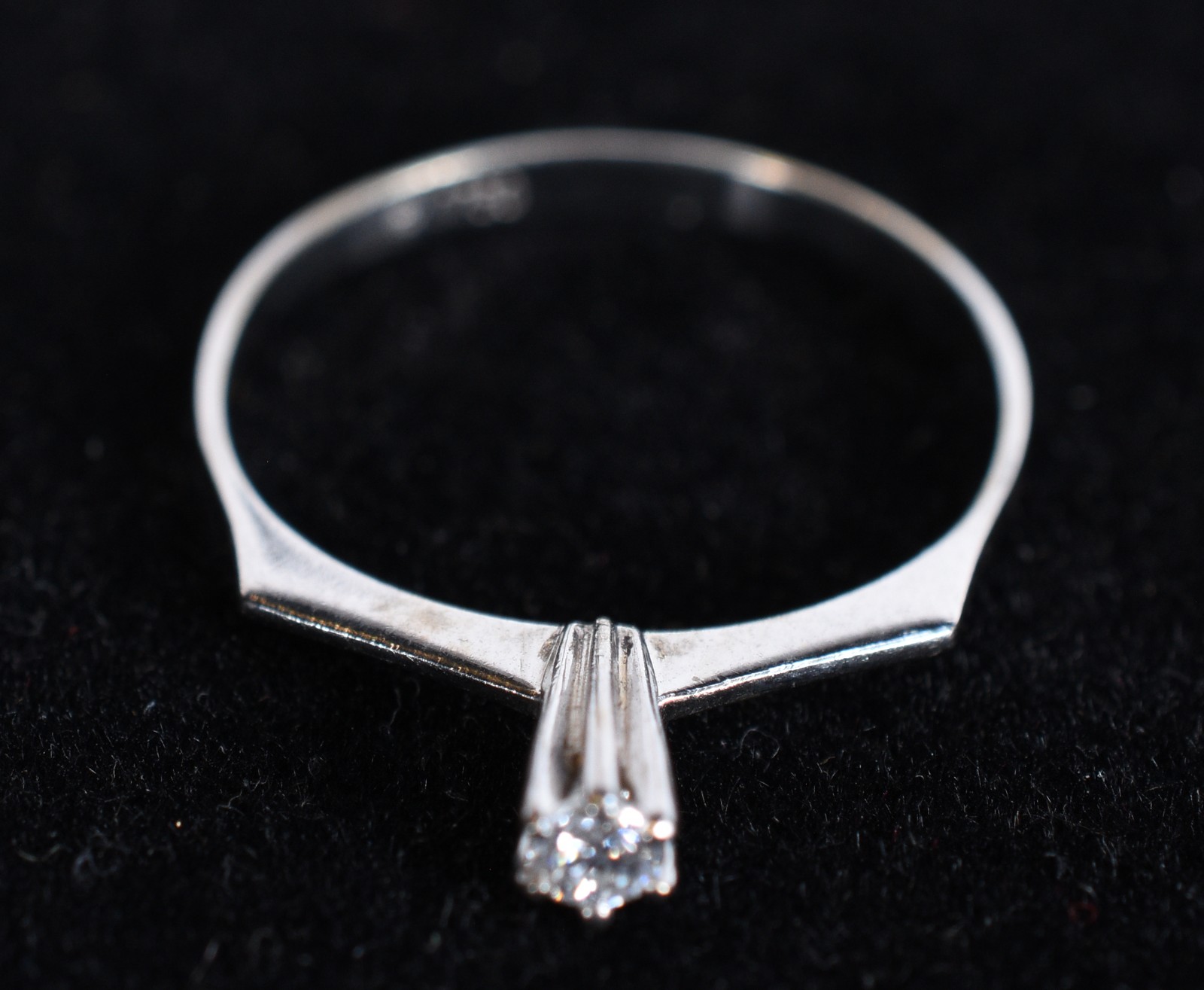Solitário de ouro branco com um brilhante de 0,10 ct, aro 18.(Por... - foto 3 de 5