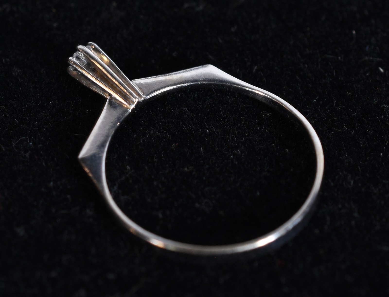 Solitário de ouro branco com um brilhante de 0,10 ct, aro 18.(Por... - foto 4 de 5