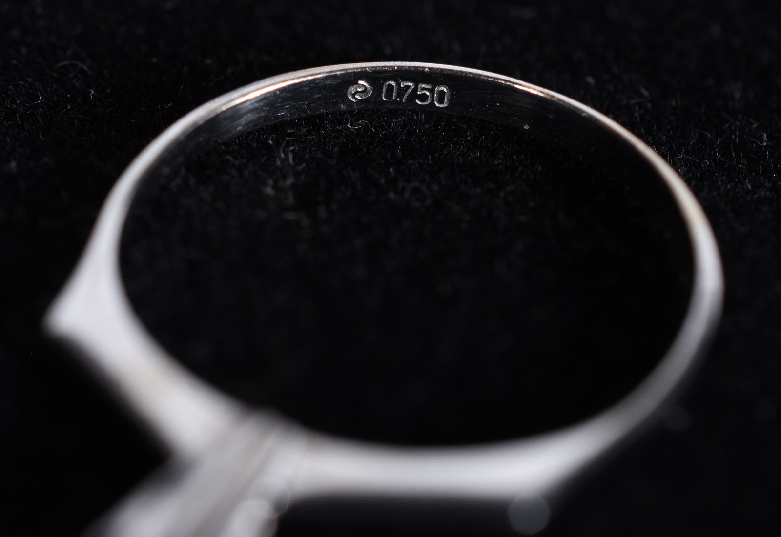 Solitário de ouro branco com um brilhante de 0,10 ct, aro 18.(Por... - foto 5 de 5