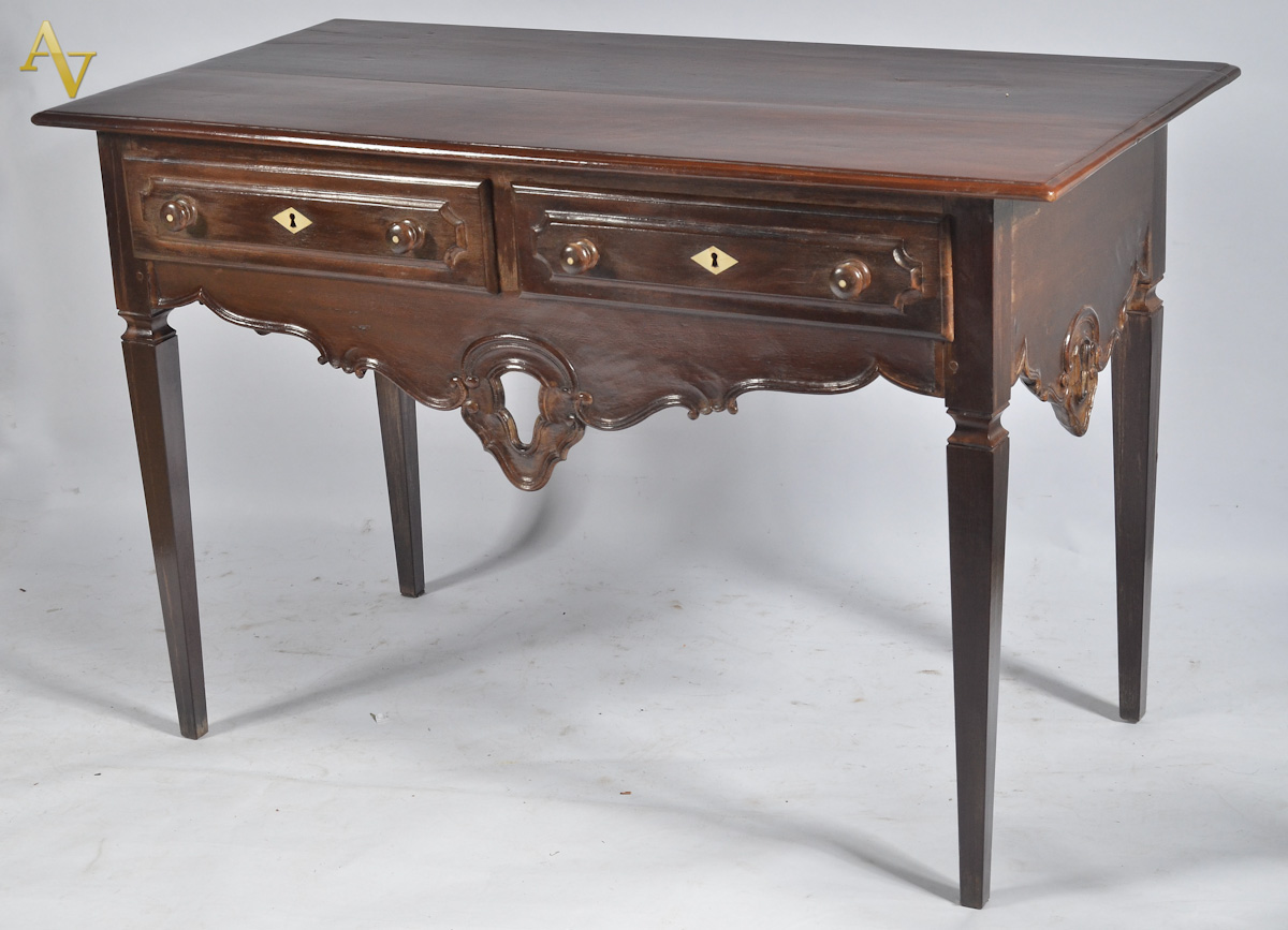 Mesa de encostar de madeira nobre, saia recortada, 2 gavetas. Med. 63...