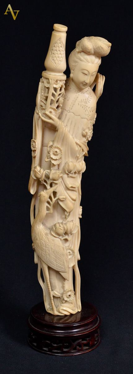 Estatueta de marfim repres. gueixa com vaso nas mãos e base de...