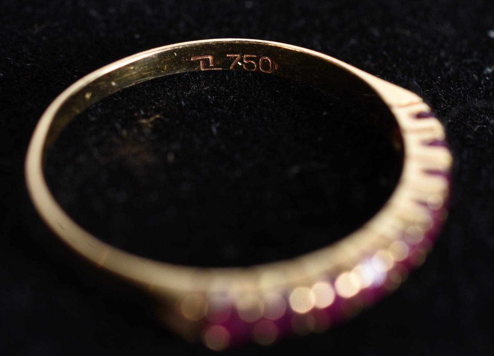 Meia aliança de ouro 18k.,contraste 750 e rubilitas, aro 17 (Por... - foto 6 de 6