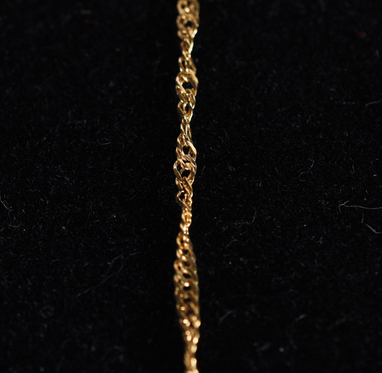 Colar de ouro 18k., contraste 750 mls, retorcido com pingente no... - foto 5 de 7