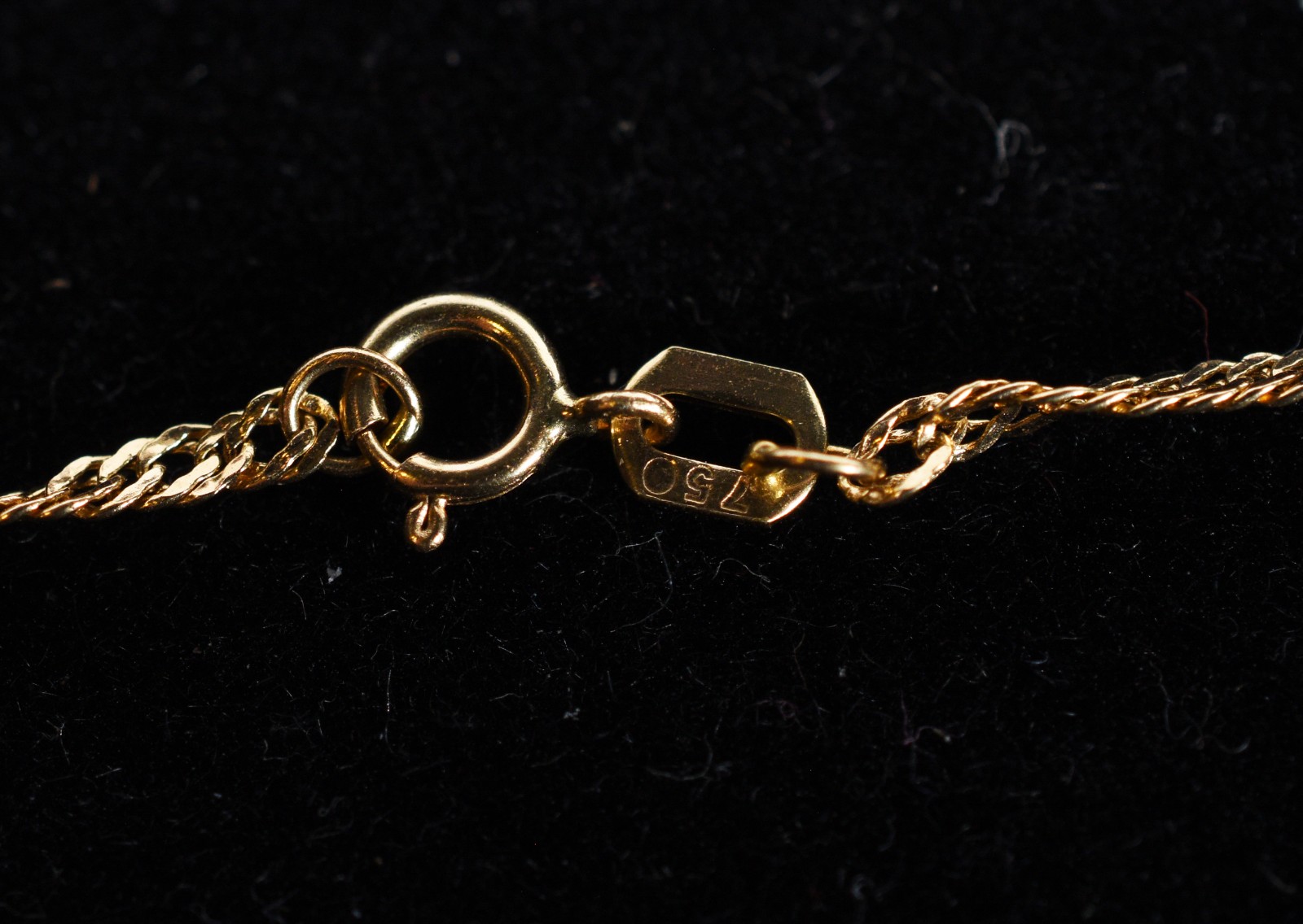 Colar de ouro 18k., contraste 750 mls, retorcido com pingente no... - foto 7 de 7