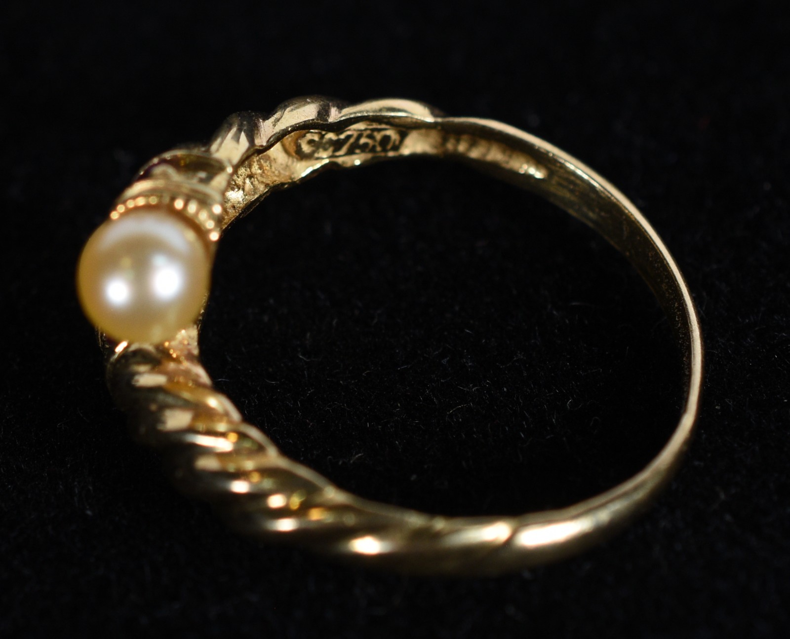 Anel de ouro 18k., contraste 750 com pedras e esmeraldas, aro 15... - foto 3 de 5