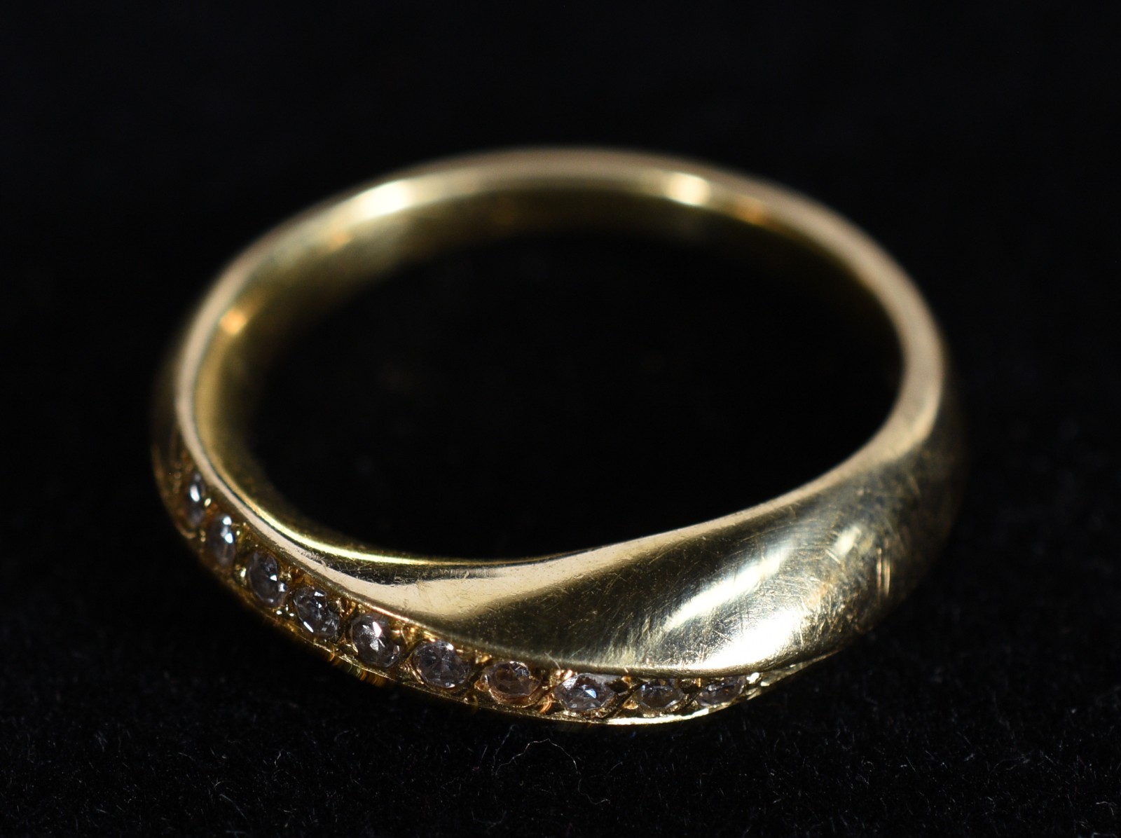 Anel de ouro 18k., contraste 750 retorcido cravejado com 10... - foto 1 de 6
