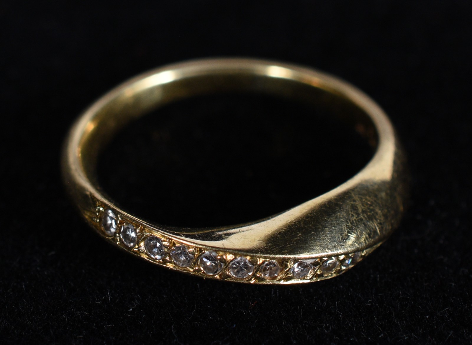Anel de ouro 18k., contraste 750 retorcido cravejado com 10... - foto 2 de 6