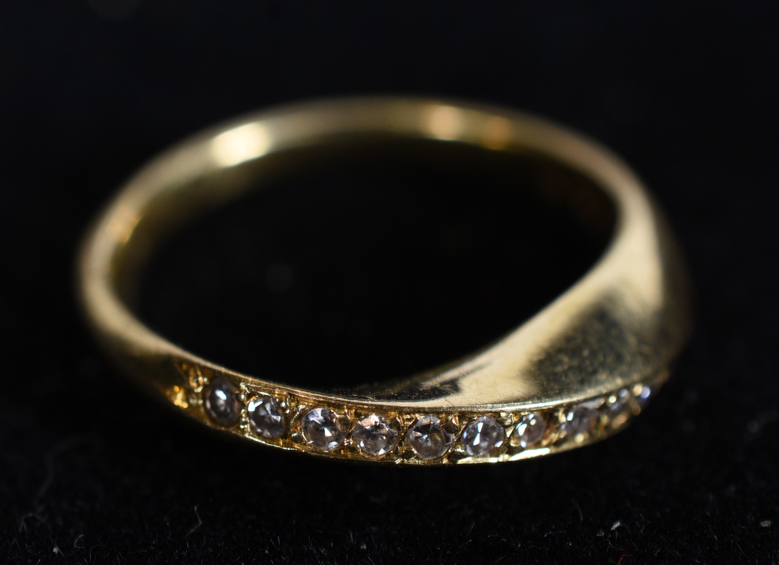 Anel de ouro 18k., contraste 750 retorcido cravejado com 10... - foto 3 de 6