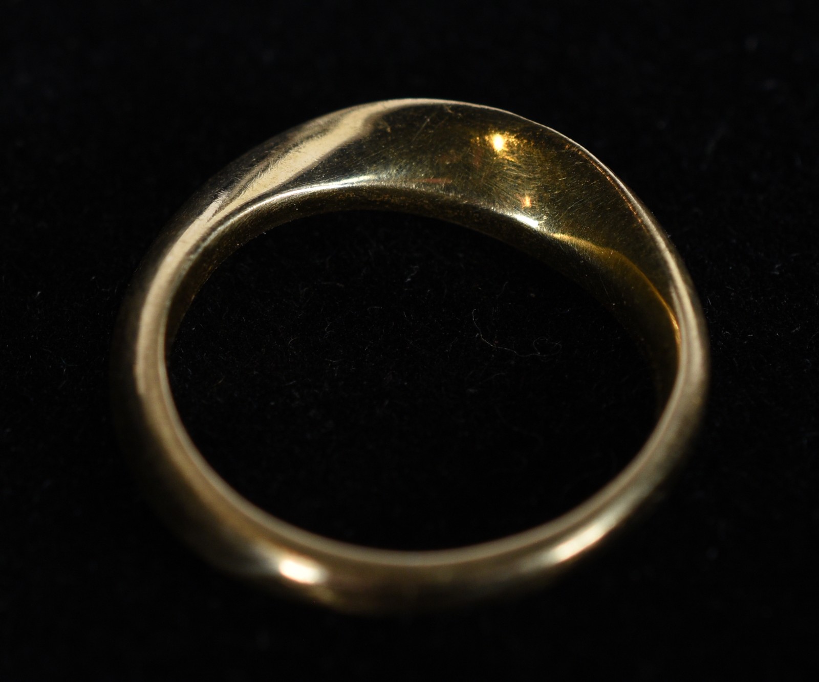 Anel de ouro 18k., contraste 750 retorcido cravejado com 10... - foto 4 de 6