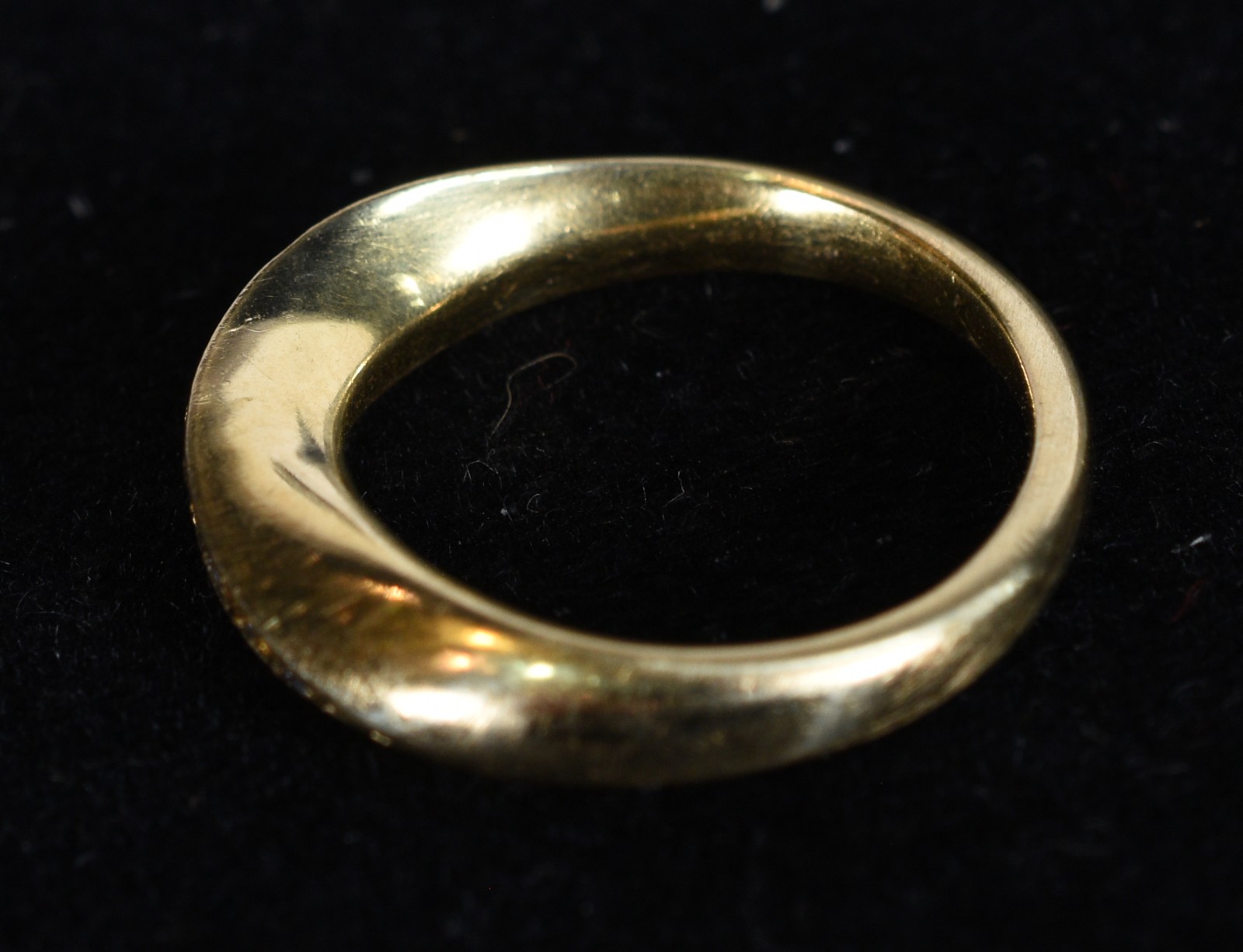 Anel de ouro 18k., contraste 750 retorcido cravejado com 10... - foto 5 de 6